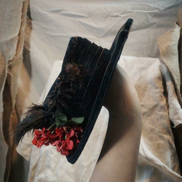 Antique Victorian 1890s hat with ostrich feathers. - Picture 2 of 7